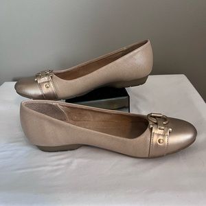 Aerosoles Womens flats gold and tan size 7 1/2